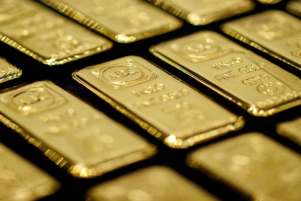 gold-surges-past-4000-as-investors-seek-safety